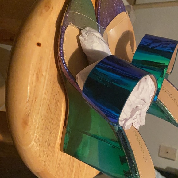 Clear iridescent shoe - Picture 2 of 3